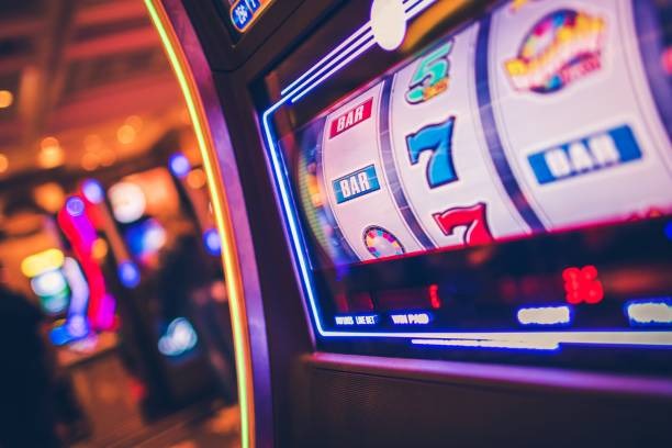 Bikini Paradise slot game interface showing reel layout and payout table